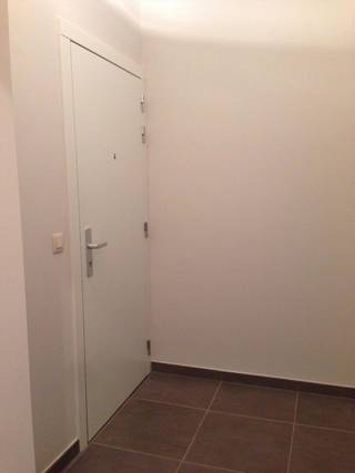 Het appartement omvat volgende ruimtes: Inkomhal, mooie woonkamer, ingerichte keuken, berging, ingerichte badkamer, twee slaapkamers, magnifiek terras, autostaanplaats, garage en centrale verwarming op elektriciteit. Isolerende beglazing.