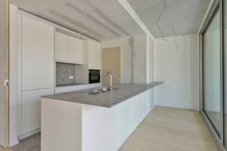 <p><br /><strong>Dit appartement bevindt zich op</strong> de <strong>eerste verdieping en heeft 2 slaapkamers en een terras van 19 m². Bij het appartement hoort een berging van 14 m². Met mogelijkheid tot aankoop één of meerdere ondergrondse autostaanplaatsen. </strong></p>

<p> </p>

<p>Deze appartementen werden ontworpen door architecten Goedefroo met het doorzon-principe waardoor er de hele dag zonlicht binnenkomt. Er werd gedacht aan modulair bouwen, zo is de tweede slaapkamer in enkele seconden omgevormd naar een extra grote living door enkele muren weg te schuiven. Op deze manier kan deze woning mee evalueren met de noden van ons leven.</p>

<p>Door de hoge raampartijen is er de ganse dag lichtinval in de leefruimte en wordt er een loftgevoel gecreëerd. De hoge afwerkingsgraad en materiaalkeuze biedt residentie Cavallo een ultiem wooncomfort. </p>

<p>Residentie Cavallo wordt op een duurzame manier voorzien van een basis koeling en verwarming. Via Geothermie in combinatie met betonkernactivering streven ze naar een collectieve binnentemperatuur van 16 graden, Deze installatie wordt aangedreven door zonnepanelen.  </p>

<p>Deze appartementen zijn <strong>volledig afgewerkt</strong> en  <strong>onmiddellijk beschikbaar</strong>. </p>

<p> </p>

<p>Meer weten? Neem vrijblijvend contact op met Jéröme 056/61.10.10 of jerome@immobossuyt.be</p>