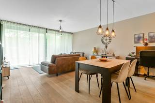 Rustig wonen in het groen, met alle voorzieningen vlakbij? Dit instapklare appartement aan Wervehof 7B in Wijnegem ligt in een aangename, autoluwe omgeving, nabij de dorpskern, winkels, het park en het openbaar vervoer richting Antwerpen.<br /><br />Het appartement bevindt zich op de eerste verdieping en is bereikbaar met de lift. Via de inkomhal komt u in de lichtrijke leefruimte. De parketvloer zorgt voor een warme uitstraling en de grote raampartijen bieden een mooi uitzicht op de groene omgeving. Aansluitend ligt het oostgerichte terras van 10 m.<br /><br />De open keuken is uitgerust met een keramische kookplaat, dampkap, combioven, vaatwasser en koelkast. Daarnaast bevindt zich een praktische wasruimte/berging met aansluitingen voor wasmachine en droogkast, een individuele cv-ketel van Vaillant en ventilatiesysteem type D.<br /><br />De nachthal leidt naar twee slaapkamers met parket (16 en 10 m²). De badkamer beschikt over een ligbad, douche, dubbel lavabomeubel en handdoekradiator. Er is ook een apart gastentoilet met handenwasser aanwezig.<br /><br />Op de -1 vindt u de private kelderberging samen met de dubbele autostaanplaats.<br />De dubbele staanplaats is verplicht mee aan te kopen aan €30.000,-<br /><br />Pluspunten:
<ul>
	<li><span>Rustige en groene, autoluwe omgeving</span></li>
	<li>Ruim terras</li>
	<li>Praktische was- en technische ruimte</li>
	<li><span>Lift en private kelderberging</span></li>
	<li><span>Individuele verwarming en ventilatiesysteem type D</span></li>
	<li><span>Conforme elektrische installatie</span></li>
	<li>Recent bouwjaar</li>
	<li>Autostaanplaats verplicht mee aan te kopen (+ € 30.000)</li>
</ul>
Interesse in dit instapklaar appartement? Contacteer ons via 03 337 50 70 of info@vbvastgoed.be voor meer informatie of een bezoek ter plaatse.