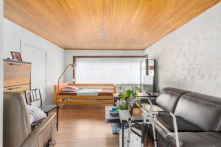 <p>Te koop: halfopen woning in de Zwarte Beekstraat, Dendermonde, gelegen in een rustige kindvriendelijke buurt met veel parkeermogelijkheden.</p>
<p>Deze woning biedt een warme thuis voor grote gezinnen dankzij de 4 slaapkamers en een zolder. De gezellige, zongerichte tuin nodigt uit tot ontspannen momenten buiten, terwijl de ligging in een verkeersluwe straat zorgt voor een veilige omgeving voor kinderen. Winkels, scholen en openbaar vervoer zijn vlot bereikbaar.</p>
<p>Belangrijkste ruimtes:<br />• Living (24 m²) met veel lichtinval<br />• Keuken (18 m²) volledig uitgerust met inductiekookplaat, vaatwasser, koelkast en ontbijthoek<br />• 4 slaapkamers (10 m², 10 m², 10 m², 11 m²)<br />• Badkamer (7 m²) met inloopdouche, dubbele wastafel en ingemaakte kasten<br />• Berging (5 m²) met aansluitingen voor wasmachine en droogkast<br />• Zolder (36 m²) met uitbreidingsmogelijkheden<br />• Kelder (20 m²)<br />• Zongerichte tuin</p>
<p>Troeven:<br />• Rustige, kindvriendelijke buurt met veel parkeermogelijkheden<br />• 4 grote slaapkamers en zolder<br />• Gezellige, zonnige tuin</p>
<p>Neem vandaag nog contact op met je ERA-makelaar voor een bezoek. JOUW DROOMHUIS. ZO GEVONDEN!</p>