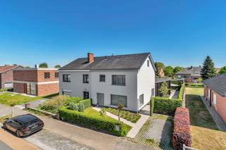 <p>Welkom in deze charmante en volledig gerenoveerde halfopen bebouwing, gelegen in de Sint-Hubertstraat, Petegem-aan-de-Leie. Dankzij de centrale ligging geniet u van een vlotte bereikbaarheid nabij het centrum van Deinze en Machelen (Zulte), met winkels, scholen, station en de E17 in de onmiddellijke omgeving.</p><p></p><p>De woning werd in 2015 grondig gerenoveerd met aandacht voor ruimte, licht en duurzame materialen. </p><p>Achteraan bevindt zich een stijlvolle architecturale aanbouw met grote glaspartijen. </p><p>De lichtrijke leefruimte van 58 m² met open volledig geïnstalleerde keuken zorgt voor een ruimtelijk gevoel en een directe connectie met de tuin. Extra bergruimte is voorzien via de kelder. In de inkomhal bevindt zich een gastentoilet.</p><p></p><p>Op de eerste verdieping zijn er twee ruime slaapkamers en een derde kamer, momenteel ingericht als bureau/dressing, die toegang biedt met een vaste trap naar de zolderverdieping waar zich een volwaardige derde slaapkamer bevindt. </p><p>Verder is er op het eerste verdiep een badkamer met douche in bad en een apart toilet. Airconditioning is voorzien op beide verdiepingen.</p><p></p><p>De aangelegde zuidoost gerichte tuin biedt rust en privacy, met een ruim tuinhuis/fietsenberging en extra toilet.</p><p>Kortom: een lichtrijke, energiezuinige en smaakvol gerenoveerde woning met hoogwaardige materialen, veel ruimte en comfort, een zonnige tuin en een topligging – dé ideale gezinswoning voor wie zorgeloos wil wonen!</p>