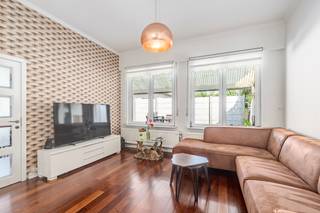 <p>Charmante halfopen woning in Strombeek-Bever met rustige ligging en vlotte verbindingen.</p><p> </p><p>Deze ruime woning uit 1934 combineert karakter met tal van mogelijkheden voor gezinnen of wie op zoek is naar extra ruimte. Dankzij de vier slaapkamers en twee badkamers is deze woning bijzonder geschikt voor kangoeroe wonen of een combinatie van wonen en werken. De rustige ligging in Strombeek-Bever zorgt voor aangenaam wooncomfort, terwijl scholen, openbaar vervoer en belangrijke invalswegen zich vlakbij bevinden. De praktische indeling biedt veel potentieel om de woning verder naar eigen smaak in te richten. Een interessante opportuniteit voor wie een ruim huis wil kopen op een goed bereikbare locatie in Vlaams-Brabant.</p><p> </p><p>Belangrijkste ruimtes:</p><p>• Ruime woonkamer met veel mogelijkheden voor een gezellige leefruimte</p><p>• Functionele keuken met aansluitend praktische circulatie</p><p>• 4 slaapkamers geschikt voor gezinnen, hobbyruimte of bureau</p><p>• 2 badkamers voor extra comfort en flexibiliteit</p><p>• Garage met handige bergruimte en parkeermogelijkheid</p><p> </p><p>Troeven:</p><p>• Rustige ligging nabij scholen, openbaar vervoer en winkels</p><p>• Ruime woning met mogelijkheid tot kangoeroe wonen</p><p>• Vlotte verbinding via nabijgelegen invalswegen</p><p> </p><p>Neem vandaag nog contact op met je makelaar voor een bezoek.</p><p> </p><p>JOUW DROOMHUIS. ZO GEVONDEN!</p>