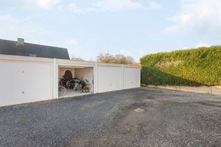 Goed onderhouden en afsluitbare garagebox in prima staat, gelegen op een rustig en veilig gemeenschappelijk domein met meerdere garageboxen.De garage...