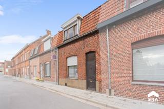 <p><strong>Gezellige op te frissen woning met tuin in hartje Ieper!</strong></p><p>Op wandelafstand van het <strong>stadscentrum</strong> én het <strong>treinstation</strong>, vind je deze op te knappen woning met tal van mogelijkheden. Met een beetje opfrissing maak je van dit huis een warme thuis, perfect gelegen voor wie houdt van het stadsleven gecombineerd met een gezellig stukje buitenruimte.</p><p><strong>INDELING:</strong></p><ul><li><strong>Gelijkvloers:</strong> Inkomhal, woonkamer met zit- en eethoek, aparte eetkamer, basis uitgeruste keuken en badkamer met ligbad.</li><li><strong>Kelder:</strong> Handige bergruimte.</li><li><strong>Eerste verdieping:</strong> Twee volwaardige slaapkamers.</li><li><strong>Zolderverdieping:</strong> Perfect om te vormen tot een <strong>derde </strong>slaapkamer, bureau of hobbyruimte.</li></ul><p>Buiten geniet je van een <strong>onderhoudsvriendelijke stadstuin met uitweg achteraan (handig voor fietsen/ vuilbakken).</strong></p><p>&#128161; <strong>Troeven:</strong></p><ul><li>Centrale locatie op wandelafstand van centrum en station</li><li>Mogelijkheid tot 3 slaapkamers</li><li>Gezellige stadstuin</li><li>Ideaal als starterswoning of investeringseigendom</li><li><strong>Uitweg achteraan de tuin</strong></li></ul><p><strong>Mis deze kans niet om van deze woning jouw volgende thuis te maken!</strong></p>