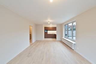 Dit ruim, lichtrijk gelijkvloerse appartement geniet van een zeer centrale ligging. Dit pand onderging een totaalrenovatie, afgewerkt met...