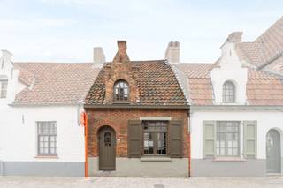 <p>Ben je op zoek naar een instapklare woning op een goede locatie nabij het historische centrum van Brugge? Zoek niet verder! Deze woning in de Rolweg 18 heeft alles wat je zoekt. <br /><br />Indeling gelijkvloers: <br />- Woonkamer met uitgeruste open keuken<br />- Badkamer met douche en toilet<br /><br />Indeling eerste verdieping:<br />- 1 slaapkamer<br />- Overloop die kan dienen als open dressing of bureau<br /><br />Bijzonderheden:<br />- Terras<br />- Asbestveilig<br />- Geen renovatieplicht (EPC D) <br />- Ideaal als vakantiewoning of tweede verblijf<br />- Goede ligging nabij de Markt van Brugge met tal van winkels, cafés, restaurants, etc.. <br /><br />Mis deze kans niet en plan vandaag nog jouw bezoek in. <br /><br />Bij Albert kom je thuis</p>