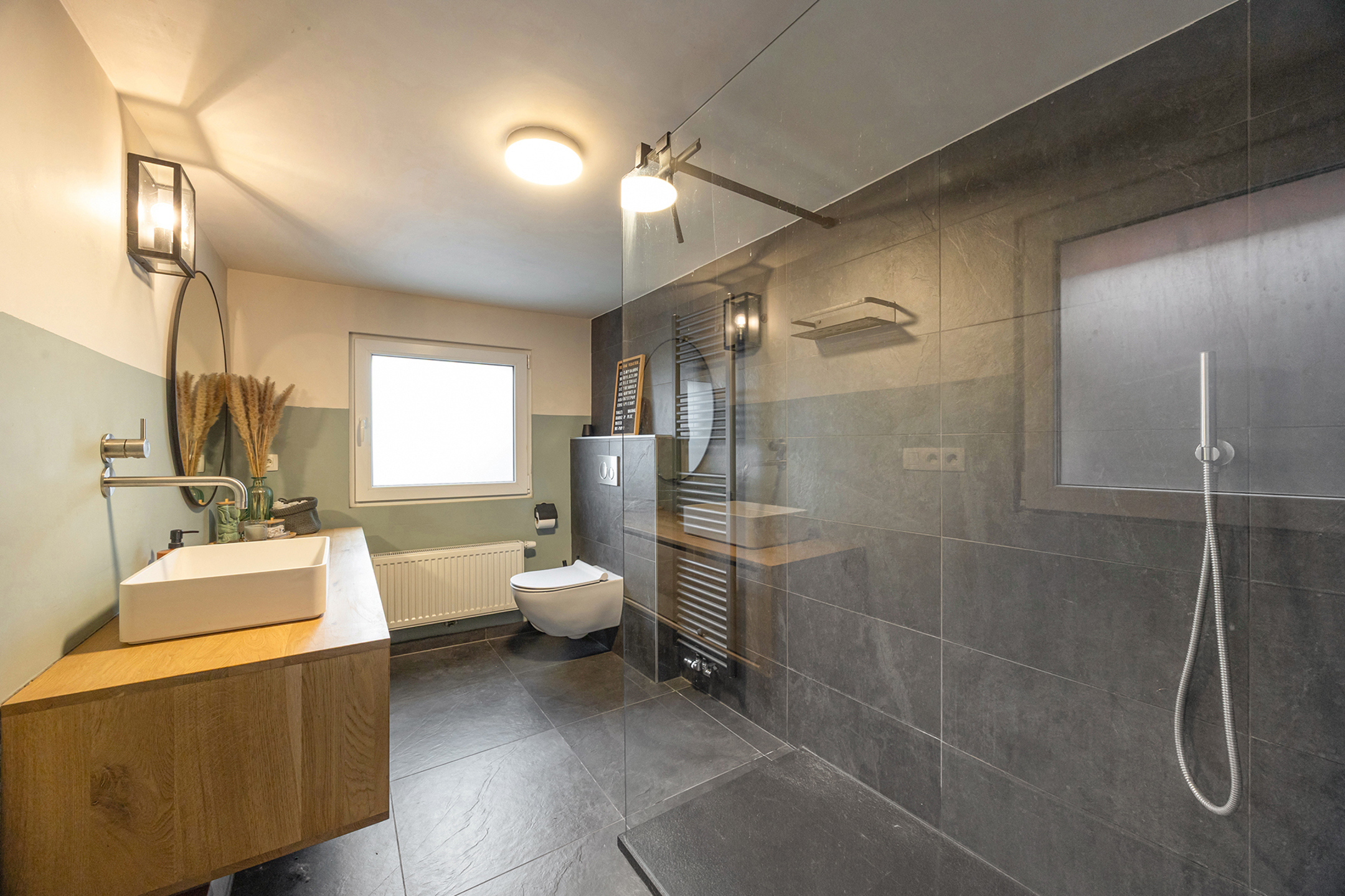 Deels te renoveren rijwoning met 3 slpk, tuin en garage - foto 4