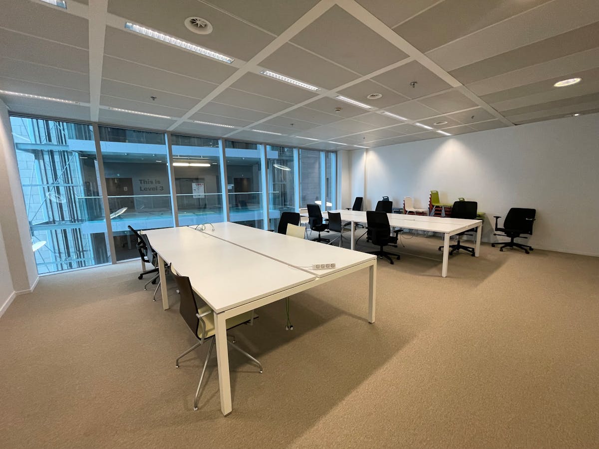 Gemeubelde kantoren (1.005 m²) te huur bij op- & afrit E17/E40 - foto 3