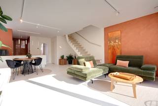 Unieke en rustgevende nieuwbouwwoning in het hart van Boechout<br /><br />Bent u op zoek naar een instapklare, energiezuinige nieuwbouwwoning op een rustige en groene locatie, maar toch op wandelafstand van winkels, scholen, openbaar vervoer en andere voorzieningen? Dan is deze prachtige halfopen nieuwbouwwoning in Boechout zeker het ontdekken waard.<br /><br />Oppervlakte bewoonbare woning =€ 140 m2, 3 terrassen= 26 m2<br />Oppervlakte tuin = 132 m2<br />Oriëntatie tuin = ZW<br />Project: Midden -Jan Cockxplein 7 te 2530 Boechout<br />Staat: nieuwbouw 2025 -2026 Halfopen<br />Voorlopige oplevering: 15 juni 2026<br /><br />Indeling:<br />Gelijkvloers: <br />* Hall: ingemaakte kasten + elektriciteitsberging + toilet met handwasser<br />* Woonkamer + volledig ingerichte open keuken - open trap naar verdiep 1<br />* Zuidterras keramische tegels met verlichting/stopcontact en 2 kraantjes (stads-en regenwater)<br />* aangelegde onderhoudsarme tuin - super geïsoleerd tuinhuis (6 m2), gebeitst- verlichting, schakelaar en stopcontact + omheining met hek dat doorgang biedt naar park<br />* Hoogwaardige inrichting: volhouten shutters, elektrische screens, elektrische zonneluifel, vliegenramen (cassettehor zuidterras)<br />* Keukenberging: warmwaterboiler -<br />* Eigen regenwaterput met recuperatie-systeem, fijnfilters, en automatische overschakeling naar stadswater <br />* Afzonderlijke septische put<br />* ventilatiesysteem D<br />* Lucht-water warmtepomp met vloerverwarming en koeling E-peil 16<br />* Dubbel isolerende beglazing HR<br />* Volledig geschilderd<br />* op elk verdiep accespoints .<br />Verdiep 1:<br />* Slaapkamer 1: (18 m2) met ingemaakte wandkast/draai-kiepramen<br />* Wasberging: wasmachine/ droogkast - met warmtepompsysteem<br />* Hall: Afzonderlijk toilet met handwasser<br />* Badkamer: dubbele lavabo, instapdouche + handdoekdroger/ Draai-en kiepraam met shutters en hor<br />* Slaapkamer 2 (Muziekstudio) : 17m2 -extra stopcontacten/Draai-en kiepramen met shutters en elektrische screens + horren<br />* Overal extra stopcontacten voorzien<br />Verdiep 2: <br />* studio/ polyvalente ruimte : 26.80m2 met zuid-en noord/oostterras (groenterras NO) -verlichting, stopcontact, kraantje regenwater<br />* Afzonderlijke toiletruimte met lavabo en open kastgedeelte<br />* Open nis met legplanken en bergingsruimte <br />* 2 dubbele ramen met vliegendeur (cassette) en elektrische screens + shutters<br />* Slaapzetel: uitklapbaar 140 cm br x 200 l<br />* Tv aansluiting, accespoints<br />Voordelen: <br />* geen syndicuskosten<br />* Geen onderhoud voor gemeentepark