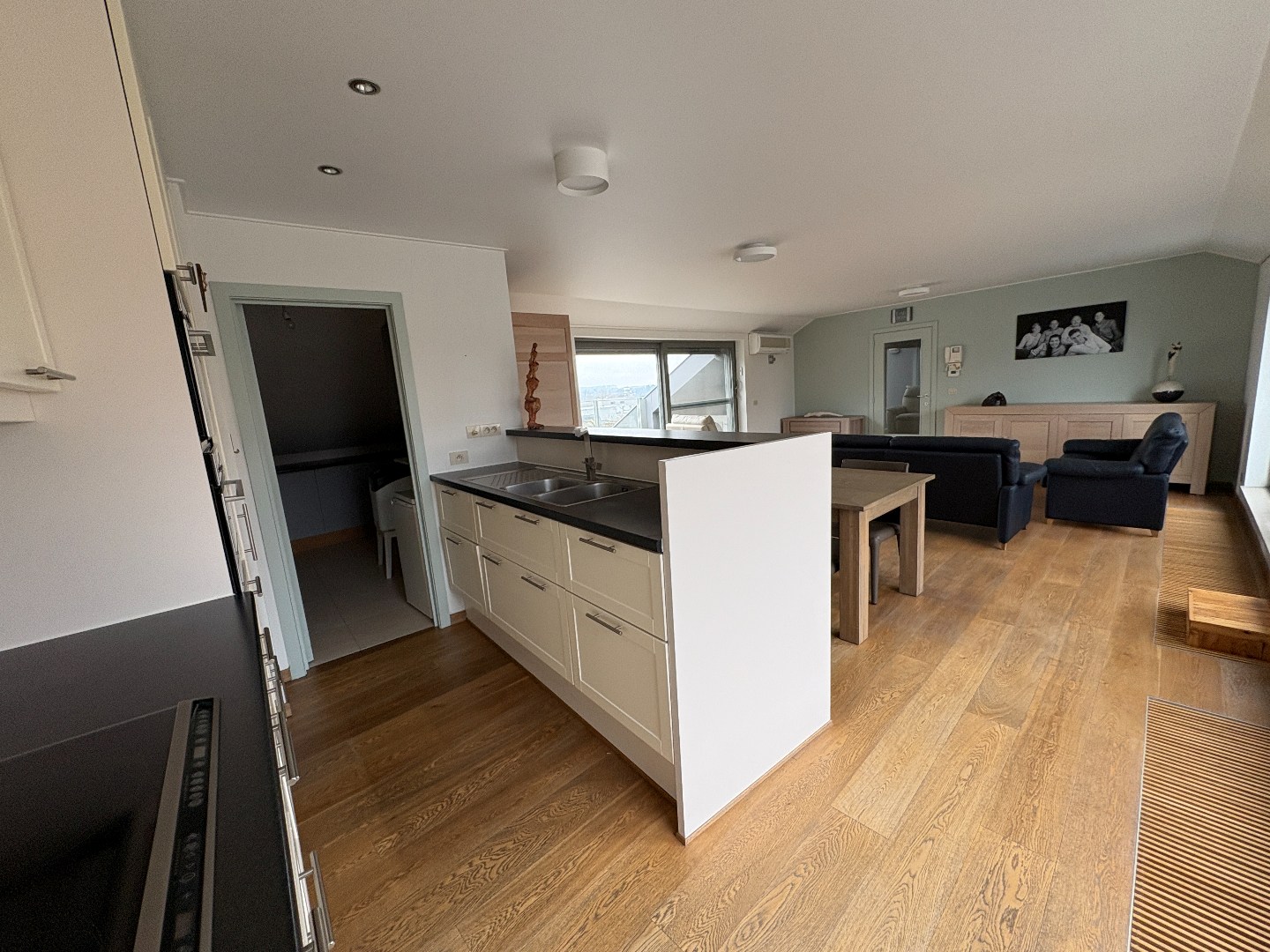 Schitterend appartement met 2 slaapkamers en autostaanplaats! - foto 3