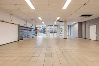De basishuurprijs €4390 per maand.<br />In het eerste jaar is er een korting, dan bedraagt de basishuurprijs €3900 enkel voor het eerste jaar.<br />Goed gelegen handelsruimte/kantoorruimte in het centrum van Genk langs een drukke toegangsweg dicht bij het bus- en treinstation.<br />De winkel heeft een ruime voorgevel en een zeer hoog plafond, geschikt voor verschillende doeleinden.<br />Verwarming op aardgas, sanitair en toilettes aanwezig<br />Naburige winkels zijn o.a.: Domino's, Vangrootloon, Accent, ...<br />Betaalparking voor de deur, gratis parking bij het station.<br />In de huurprijs zijn 4 dakparkings inbegrepen.<br />Onroerende voorheffing en gemeenschappelijke lasten zijn ten lasten van de huurder.<br /><br />Voor meer informatie of een bezichtiging kan u ons altijd contacteren op het nummer 0499/30.87.87 of via info@immo-bosmans.be