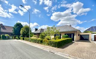 In deze rustige doodlopende straat in de Lindetuin staat deze bungalow te huur; Top locatie in Sint-Eloois-Vijve nabij alles wat men nodig heeft aan winkels, openbaar vervoer en verbindingen met de E17; De woning is omgeven door een mooie tuin en dus voor iemand met groene vingers; 151 m² bewoonbare en gelijkvloerse woon oppervlakte; Indeling: inkomhal met ruimte voor vestiaire, apart toilet met handwasser, lichtrijke woonkamer met tuinzicht aan drie zijden, keuken met alle comfort; Koele berging; nachthal naar badkamer met douche, wastafel en tweede toilet, master bedroom, tweede kamer met doorgang naar de bergplaats met wasplaats; Terras; Ruime buitenberging; Uitpandige garage met oprit naar voren; Bergzolder; CV op aardgas, dubbele beglazing; airco woonkamer met uitbreidbare unit (over te nemen); Beschikbaar: 01/10/2026; Info en bezoek: info@elet.immo.