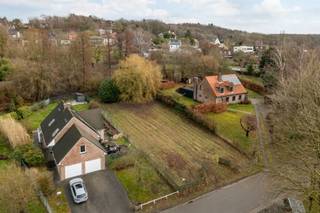 Deze prachtige bouwgrond ligt in woonparkzone en is 877 m² groot. Het perceel bevindt zich in een niet-vervallen verkaveling uit 1977. Voor...
