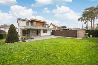 Moderne en energiezuinige villa op toplocatie nabij het centrum van Kasterlee! Deze prachtige moderne villa in Kasterlee (totaal gerenoveerd in 2009)...