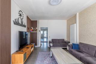 Instapklare gezinswoning op een uitstekende ligging in Temse. Deze woning combineert comfort, ruimte en een centrale locatie, ideaal voor gezinnen of koppels die op zoek zijn naar een gezellige thuis.<br /><br />Bij het binnenkomen komt u terecht in een aangename en <strong>lichtrijke leefruimte</strong> die naadloos aansluit op de open keuken. Dankzij de praktische indeling geniet u hier van een open en <strong>huiselijke sfeer</strong>. Via de keuken bereikt u het terras waar het heerlijk vertoeven is tijdens zonnige dagen.<br /><br />Verder beschikt de woning over <strong>drie slaapkamers</strong> en een verzorgde badkamer, wat zorgt voor voldoende ruimte en comfort voor het hele gezin.<br /><br />De woning is<strong> gunstig gelegen</strong> in Temse, op korte afstand van winkels, scholen, openbaar vervoer en belangrijke invalswegen. Bovendien bevindt u zich vlakbij het centrum en geniet u van een vlotte verbinding richting Sint-Niklaas en Antwerpen. Ook wandel- en fietsliefhebbers kunnen genieten van de nabijheid van de Schelde.<br /><br />Wenst u deze woning graag te bezichtigen? Neem dan contact op via het nummer 03 502 98 74 of mail naar emily@claves.be.<br /><br /><span>(stedenbouw in aanvraag)</span>