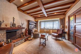 <p>Vandaag nemen we je mee naar deze charmante woning met karaktervolle gevel in Puurs. De karaktervolle gevel maakt deel uit van geregistreerd erfgoed. De woning is gelegen op wandelafstand van scholen, winkels en openbaar vervoer.<br /><br />De authentieke uitstraling in combinatie met de vele mogelijkheden maakt deze eigendom bijzonder interessant voor wie op zoek is naar een unieke woning met karakter en potentieel.<br /><br />Via de inkomhal komen terecht in de prachtige inkomhal die toegang geeft tot de gezellige woonkamer met eetplaats. Achteraan bevindt zich de praktische keuken met aansluitend een wasplaats, die rechtstreeks uitkijkt op de ruime tuin.<br /><br />Op de eerste verdieping vinden we twee volwaardige slaapkamers en een badkamer voorzien van bad, lavabo en toilet.<br /><br />Via een vaste trap bereiken we de ruime zolderverdieping, die tal van mogelijkheden biedt voor het creëren van extra slaapkamers of hobbyruimte.<br /><br />Daarnaast beschikt de woning over een praktische kelder, ideaal als extra bergruimte.<br /><br />De grote tuin vormt een absolute troef van deze woning. Genieten van een aperitiefje was nog nooit zo aangenaam.<br />Achteraan het perceel is er een achteruitweg die uitkomt in de Rode Kruisstraat. <br /><br />De karaktervolle gevel maakt deel uit van het onroerend erfgoed. <br /><br />Ben je op zoek naar een karaktervolle woning?<br />Neem gerust contact op via bryann@julimmo.be of 0492 86 51 03.</p>