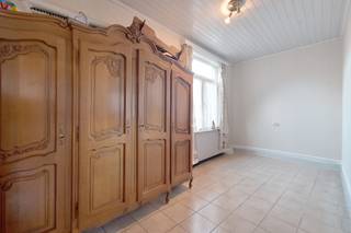 Woning met 3 slaapkamers en 2 garages te koop in Zele – € 215.000. Op zoek naar een woning met veel ruimte en tal van mogelijkheden? Deze woning, gelegen te Heikant 277 in Zele, beschikt over een bewoonbare oppervlakte van maar liefst 171 m², drie slaapkamers, de mogelijkheid om een vierde slaapkamer te creëren en twee garages.Bij het betreden van de woning kom je in de inkomhal, die toegang geeft tot de slaapkamer op het gelijkvloers en de woonkamer, bestaande uit een zithoek en eethoek. Verder bevinden zich op het gelijkvloers ook, de keuken, een praktische wasplaats, badkamer en toilet. Op de eerste verdieping zijn er nog twee slaapkamers aanwezig. Daarnaast biedt deze verdieping de mogelijkheid om een extra slaapkamer in te richten, waardoor de woning ook interessant kan zijn voor wie nood heeft aan bijkomende ruimte voor een gezin, een bureau of een hobbykamer. Buiten beschikt de woning over een aangelegd koertje en twee garages, wat zorgt voor extra comfort en praktische opbergruimte. De woning is gelegen in de omgeving van Heikant in Zele, met voorzieningen voor het dagelijkse leven en verbindingswegen in de ruimere omgeving. EPC-label F met een energiescore van 1.100 kWh/m² per jaar. Let op: voor woningen met een EPC-label E of F geldt in Vlaanderen een renovatieverplichting na aankoop. De woning is momenteel verhuurd. P-score: B – G-score: B. Stedenbouwkundige informatie: Wglk, Vg, Gvv, Gmo, Gvkr. Interesse in deze woning of wens je meer informatie? Neem gerust contact op via jens@capston.be.