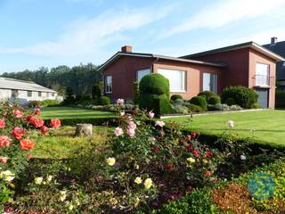 Charmante vrijstaande woning met drie slaapkamers en prachtige tuin gelegen in een groen stukje Arendonk.Indeling:Gelijkvloers: inpandige garage;...