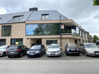 Dit appartement is gelegen op de eerste verdieping in een recent gebouw met lift en bestaat uit een ruime en lichtrijke leefruimte met grote raampartijen en open geïnstalleerde keuken (dubbele spoelbak, keramische kookplaat, vaatwas, oven, dampkap, koelkast). <br /><br />Verder beschikt het appartement over een apart gastentoilet, een bergruimte, een bureauruimte en twee ruime slaapkamers met elk een ensuite badkamer. Tevens werd een zonneterras voorzien. Dit modern appartement werd ingericht met de beste materialen (verduistering en verlichting reeds voorzien) en beschikt over grote raampartijen waardoor een gevoel van openheid en ruimte wordt gecreëerd. Een dubbele ondergrondse staanplaats is inbegrepen in de huurprijs! <br /><br />Huurprijs € 975 / maand + € 65 / maand gemeenschappelijke kosten. Beschikbaar vanaf 01/10/2026.