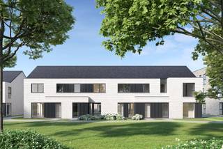 Ontdek deze hedendaagse gesloten bebouwing met een doordachte indeling en kwalitatieve afwerking. De inkomhal leidt naar een lichtrijke leefruimte met open keuken – ideaal voor gezellige familiemomenten. Verder vind je op het gelijkvloers een praktische wasplaats en een apart gastentoilet.<br />Boven zijn er drie comfortabele slaapkamers, waaronder een master bedroom met aparte dressing. De badkamer is uitgerust met een inloopdouche én ligbad – een combinatie van luxe en comfort.<br /><u>Extra handig</u>: via de carport heb je directe toegang tot de tuin, zodat je bijvoorbeeld je fiets eenvoudig in het tuinhuis kunt plaatsen zonder door de woning te gaan. De carport, het tuinhuis én de tuinomheining zijn inbegrepen in de prijs.<br />De zolder, bereikbaar via een zolderluik (of met vaste trap mits meerprijs), biedt extra bergruimte.<br />Je kiest zelf de afwerking binnen het voorziene budget, helemaal volgens jouw stijl en wensen.<br />Interesse? Contacteer <strong>Ewout</strong> via <strong>0497 588 888</strong> of mail naar <strong>contact@huysmanbouw.be.</strong>
