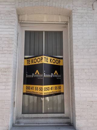 <p><span>                   Meergezinswoning met reeds vergunde plannen!!</span></p><p><span> </span></p><p><span>Gelegen in het hart van Blankenberge, biedt deze locatie vlotte toegang tot winkels, restaurants, en het prachtige strand. De structuur is ontworpen om optimaal gebruik te maken van natuurlijke lichtinval, met strategisch geplaatste ramen en een moderne architectonische stijl. </span></p><p><span> </span></p><p><span>Met ruimte voor persoonlijke aanpassingen en configuraties, heeft u de vrijheid om de ruimte geheel naar uw wens in te richten. Dit is uw kans om een pand te creëren dat zowel comfortabel als functioneel is, in een bruisende omgeving. </span></p><p><span> </span></p><p><span>Grijp deze unieke kans om een project te realiseren in een van de meest gewilde kustlocaties van België!</span></p><p><span>U bent op zoek naar een kleinschalig project op enkele stappen van zee en centrum.</span></p><p><span>Bel 050/41.55.50</span></p>