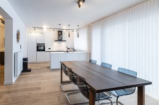 Dit prachtig vernieuwd appartement werd in 2022 aangepakt met kwalitatieve materialen en een sublieme afwerking. De eyecatcher is zonder twijfel...