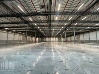 Nieuwbouw state of the art logistiek magazijn van 7.324 m² in combinatie met 308 m² instapklare kantoorruimte.<br /><br />De geklimatiseerde loods (BREEAM Excellent) heeft een vrije hoogte van 10,30 meter en is voorzien van 10 laadkades. Bijkomend heeft de vloer een draagkracht van 5T/m² en zijn de ruimtes uitgerust met een ESFR sprinkler systeem. Tevens is er snelle verbinding naar de COSCO terminal. Aan de voorzijde van de magazijnruimte bevindt zich een ingerichte kantoorruimte van 308 m².<br /><br />Ruime parkeer- en manoeuvreerruimte op de verharde, omheinde en bewaakte site die voorzien is van toegangscontrole. Tevens mogelijkheid tot huren van andere oppervlaktes.<br />Fenomenaal gelegen in de haven van Zeebrugge, nabij de A11. (EPC 20250919-0031023103-NR-3 Label C)<br /><br />Contacteer PANORAMA B2B voor bijkomende inlichtingen, plannen of een vrijblijvend plaatsbezoek 050 300 700.