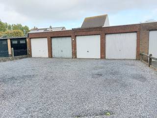 res. "Montpellier". <br />Garage met een recente kantelpoort.<br />Ideaal voor uw wagen, fietsen,.... Ook geschikt als opslagruimte.<br /><br />www.desmetpoupeyebrugge.be<br /><br />Voor meer info of een bezoek, contacteer ons 050 47 00 00 of kom langs op ons kantoor te Hoefijzerlaan 1 ('t Zand) Brugge.<br /><br />Garage nr. 3<br /><br />- breedte : 2m40 (doorrit : 2m20)<br />- diepte : 5m70 <br />- hoogte inrijpoort : 1m93<br /><br />* recente kantelpoort <br />* muren : geschilderd <br /><br />* geen elektriciteit aanwezig