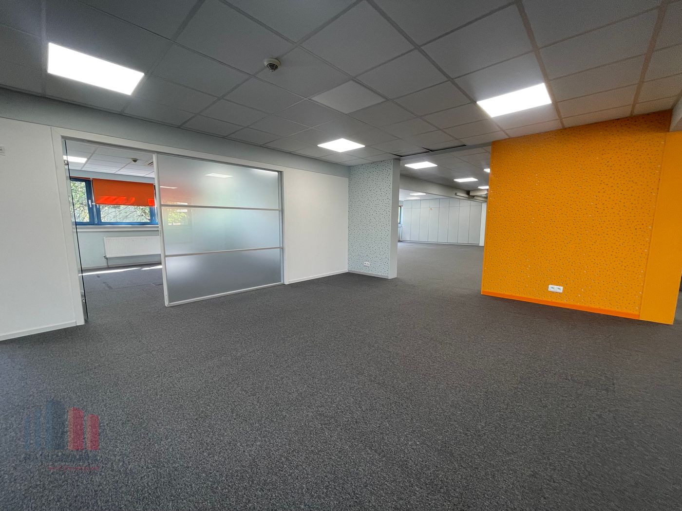 BEDRIJFSGEBOUW MET 214 m² MAGAZIJN EN 1.016 m² INGERICHTE KANTOREN OP TOPLOCATIE - foto 5