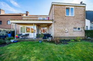 Gezellige woning met mooie tuin en een appartement van 77 m² met 1 slaapkamer als aparte entiteit. Woonhuis indeling: inkomhal, ruime woonkamer met eetkamer en zithoek, ingerichte keuken en overdekt terras, op het gelijkvloers is er tevens een slaapkamer, dressing, een badkamer met douche, wastafel en toilet, bureau. Eerste verdieping: nachthal, 2 ruime slaapkamers, bureau en badkamer douche, wastafel en toilet. Zolder met uitbreidingsmogelijkheden. Grote kelder en praktische garage. Appartement indeling: inkomhal gelijkvloers met trap naar de eerste verdieping: woonkamer, ingerichte keuken, badkamer met douche, enkele lavabo en toilet, slaapkamer en veranda. Eveneens een zolder met uitbreidingsmogelijkheden. Aparte tellers. Oprit voor 2 wagens. Goede ligging op wandelafstand van bus, nabij scholen, winkels en belangrijke invalswegen. De Internationale Duitse School Brussel is op ± 1 km, de Brussels American School is op ± 1,5 km, de British School of Brussels is op ± 5,5 km en de European School Brussels II is op ± 6–7 km. Het NAVO-hoofdkwartier is ±7,8 km en het hoofdkantoor van de Europese Commissie is ±14 km.  EPC Woning 387 kWh/(m²jaar) UC 260203-0003788787, EPC Appartement 271 kWh/(m²jaar) UC 20240828-0003351808. De woning is beschikbaar bij akte, het appartement is verhuurd. 