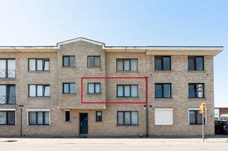[[ DIT PAND NEEMT DEEL AAN DE ERA OPEN HUIZEN DAG OP 13/6 VAN 9:30 TOT 10:30 ]]
<p>Te koop: praktisch gesloten appartement in Hoboken, op Zuidweg 15, vlot bereikbaar via invalswegen.<br /><br />Dit appartement, gebouwd in 1998, biedt twee volwaardige slaapkamers ideaal voor starters, koppels of als investering. Inclusief garage en aparte berging voor extra comfort en handige opslagruimte. De praktische indeling geeft veel potentieel, terwijl voorzieningen, winkels en openbaar vervoer zich op korte afstand bevinden.<br /><br />Belangrijkste ruimtes:<br />• Woonkamer met aangename lichtinval<br />• Keuken met vaatwasser, dampkap, microgolfoven, koelkast, elektrische kookplaat, ontbijthoek en elektrische oven<br />• Twee slaapkamers<br />• Badkamer met ligbad, dubbele wastafel in meubel en mengkranen<br />• Apart toilet met handenwasser<br />• Wasplaats met aansluiting voor wasmachine en droogkast<br />• Garage met verlichting en elektriciteit<br />• Aparte berging<br /><br />Troeven:<br />• Twee volwaardige slaapkamers, geschikt voor diverse woonbehoeften<br />• Inclusief garage en aparte berging<br />• Praktische indeling op een vlot bereikbare locatie<br /><br />Neem vandaag nog contact op met je ERA-makelaar voor een bezoek.<br /><br />JOUW DROOMAPPARTEMENT. ZO GEVONDEN!</p>