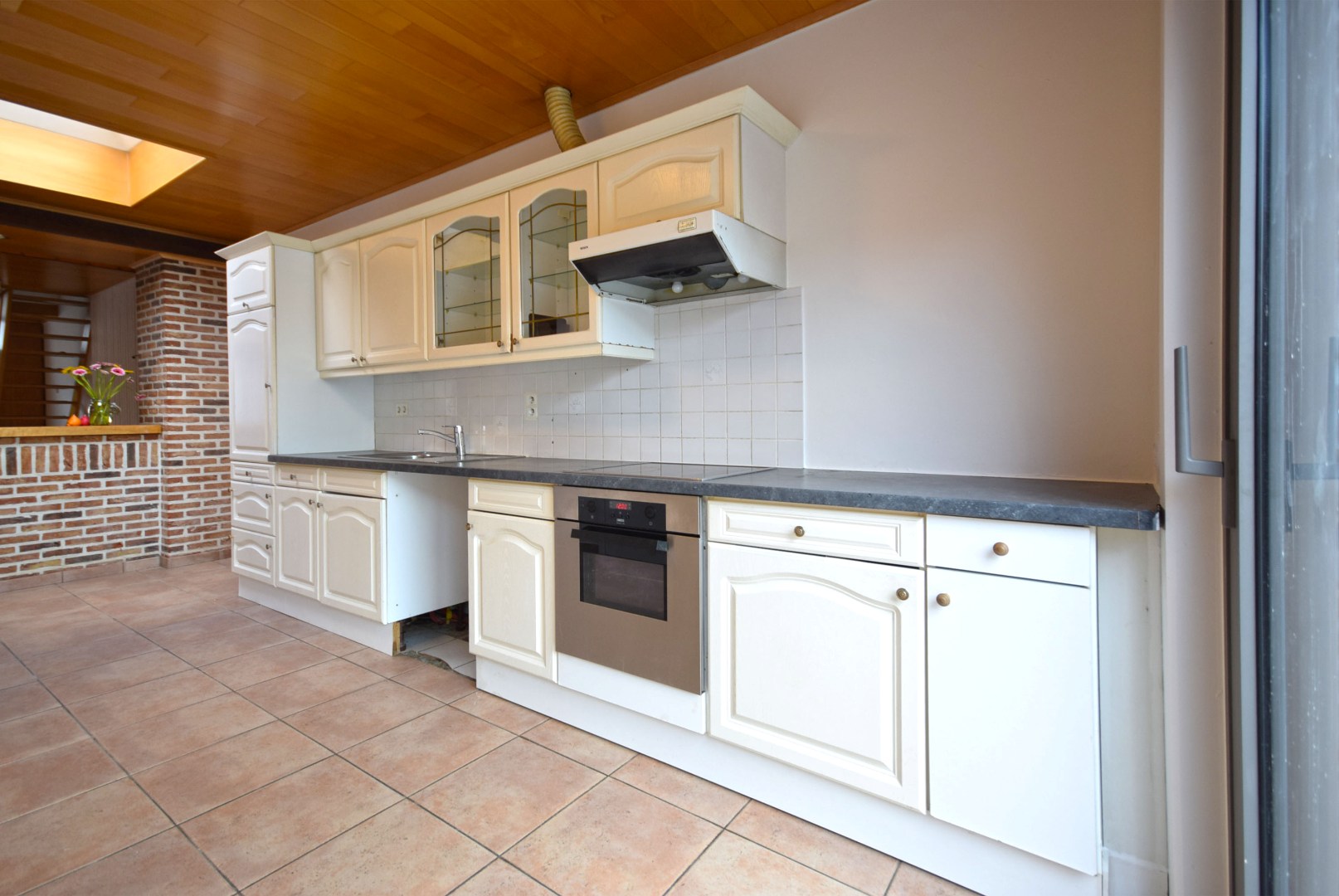 Instapklare rijwoning met ruime tuin en twee slaapkamers te Roeselare - foto 5