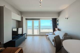 Schitterend vernieuwde studio met slaaphoek en frontaal zeezicht te koop in Middelkerke, Zeedijk 259. Deze instapklare studio ligt op de tweede verdieping van de recent gerenoveerde residentie Miami Beach, vlakbij het openbaar vervoer, winkels, horeca en het nieuwe casino. <br />Mogelijkheid tot aankopen van een garagebox in de nabije buurt.<br /><br />Indeling:<br />- inkomhal<br />- leefruimte <br />- geïnstalleerde keuken<br />- slaaphoek<br />- badkamer met toilet en douche<br />- extra opbergruimte op de gang<br /><br />Tevens is er een gemeenschappelijke fietsenberging.<br /><br />Troeven:<br />- toplocatie op de zeedijk van Middelkerke<br />- prachtig frontaal zeezicht!<br />- volledig instapklaar<br />- voldoende parkeergelegenheid in de buurt<br />- gemeenschappelijke fietsenberging<br />- dak werd reeds vernieuwd<br />- lift werd reeds vernieuwd<br />- inkomhal werd gerenoveerd<br />- toegang achteraan het gebouw, makkelijk laden en lossen<br />- Mogelijkheid tot aankopen van een garagebox in de nabije buurt.<br /><br />Bent u op zoek naar een studio met frontaal zicht op zee, te koop te Middelkerke? Aarzel niet en leg vandaag uw bezoek vast!<br /><br />Bestuursmaatregelen in het maatregelenregister: nee