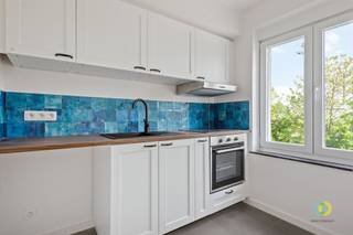 <p><span>In het hart van Vilvoorde, op een absolute toplocatie op wandelafstand van het station, wordt dit gerenoveerde appartementsgebouw te koop aangeboden. Het gebouw bestaat uit in totaal acht twee kamers appartementen, één drie slaapkamer appartement en twee garageboxen. Op het gelijkvloers bevindt zich een ruim appartement van 81 m². De daaropvolgende vier verdiepingen zijn telkens ingedeeld in een linker- en rechter appartement van respectievelijk 61 m² en 62 m², bereikbaar via de gemeenschappelijke trappenhal en lift.</span></p><p><span>Daarnaast beschikt het gebouw over meerdere private kelders en een algemene kelderruimte waar de individuele meters zijn ondergebracht. Elk appartement is bovendien uitgerust met een individuele verwarmingsketel, wat garant staat voor een efficiënte en autonome energievoorziening.</span></p><p><span>In 2024 werden </span><span>de</span><span> appartementen </span><span>op de verdiepingen </span><span>gerenoveerd in overeenstemming met de Vlaamse Wooncode, wat betekent dat de toekomstige eigenaar zonder zorgen kan genieten van een instapklaar en conform gebouw. Een bijkomende troef: alle negen appartementen zijn reeds verhuurd, wat zorgt voor een stabiele en aantrekkelijke huuropbrengst van maar liefst </span><span>€7.600 </span><span>per maand.</span></p><p><span>Dit gebouw combineert een uitstekende ligging met een hoog rendement en vormt zo een unieke investeringsopportuniteit in het centrum van Vilvoorde.</span></p><p><span> </span></p><p><span> </span></p>