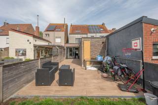 Deze charmante gesloten bebouwing is super rustig gelegen in een doodlopende straat in Zwankendamme en geniet van een prachtig uitzicht over uitgestrekte weilanden. Een ideale combinatie van rust, privacy en een groene omgeving.<br />Via de inkomhal betreedt u de gezellige en lichtrijke leefruimte, bestaande uit een sfeervolle woonkamer, een eetplaats en een praktische bureauruimte. Aansluitend bevindt zich de keuken, die rechtstreeks toegang biedt tot de zonnige, zuidwest gerichte tuin — perfect om in alle rust te genieten van het buitenleven. Op het gelijkvloers bevindt zich eveneens een badkamer.<br /><br />De eerste verdieping omvat twee volwaardige slaapkamers, waarvan één momenteel ingericht is als kinderkamer, evenals een tweede badkamer voor extra comfort.<br />Op de tweede verdieping bevinden zich nog twee extra ruime slaapkamers, ideaal voor een groot gezin, hobbyruimte of thuiskantoor.<br /><br />Dankzij de zeer rustige ligging, de functionele indeling en de mooie buitenruimte vormt deze woning een uitstekende opportuniteit voor wie op zoek is naar comfortabel wonen in een aangename omgeving.<br />Conforme elektrische installatie!<br />Ref.V518