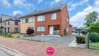 Betaalbare gezinswoning met charmante tuin in rustige woonwijk<br /><br />Deze verzorgde halfopen bebouwing aan de Burgemeester Martinstraat 6 in Lanaken is gelegen in een rustige woonwijk, op een steenworp van het centrum van Lanaken. Het prachtige domein Pietersheim en het Nationaal Park Hoge Kempen bevinden zich op wandelafstand. Ook scholen, buurtwinkels en openbaar vervoer zijn vlot bereikbaar. Bovendien sta je op slechts 5 autominuten in het bruisende centrum van Maastricht.<br /><br />De woning is gelegen op een perceel van 686 m² en beschikt over een onderhoudsvriendelijke tuin met een overdekt terras en heeft verschillende plekjes om te genieten. Met een bewoonbare oppervlakte van maar liefst 200 m² biedt deze woning bijzonder veel ruimte en mogelijkheden. Een extra troef is het afzonderlijke garagegebouw met automatische sectionaalpoort, ideaal voor het parkeren van de wagen, fietsen of als extra opslagruimte.<br /><br />De lichtrijke woonkamer beschikt over een open haard en is ingedeeld in een salon en een zithoek. Met dubbele beglazing en raampartijen geniet deze ruimte van een aangename natuurlijke lichtinval. Vanuit de zithoek is er rechtstreeks toegang tot de veranda, waardoor binnen- en buitenleven mooi in elkaar overvloeien.<br /><br />Verder bevindt zich op het gelijkvloers een badkamer met inloopdouche en lavabomeubel. Daarnaast is er een praktische wasplaats voorzien met aansluiting voor wasmachine en droogkast, evenals een afzonderlijk toilet.<br /><br />De keuken is functioneel ingericht en uitgerust met een kookplaat, inbouwkoelkast en elektrische oven van AEG. Aansluitend bevindt zich de eetkamer, die in directe verbinding staat met de leefruimte. <br /><br />Op de eerste verdieping bevinden zich drie slaapkamers van circa 10 m², 12 m² en 14 m², en een vierde kamer van 7 m² die perfect kan dienen als kinderkamer, bureau of hobbyruimte. Deze volledige verdieping is afgewerkt met laminaat.<br /><br />De tweede verdieping is bereikbaar via een vaste houten trap en biedt nog heel wat extra mogelijkheden. Deze ruimte kan naar eigen smaak worden ingericht als bijkomende slaapkamer, hobbykamer, bureau of polyvalente ruimte.<br /><br />Daarnaast beschikt de woning over een kelder van 22 m², ideaal als voorraadruimte, berging of extra opslagplaats.<br /><br />Extra troeven van deze woning<br />•Bewoonbare oppervlakte van 200 m²<br />•Rustige ligging nabij Pietersheim en het Nationaal Park Hoge Kempen<br />•Onderhoudsvriendelijke tuin met overdekt terras<br />•Afzonderlijk garagegebouw met automatische sectionaalpoort<br />•Tweede verdieping met uitbreidingsmogelijkheden<br />•Voorzien van rolluiken<br />•Praktische kelder van 22 m²<br /><br />Op zoek naar een ruime gezinswoning met tuin, garagegebouw en extra mogelijkheden op een rustige maar centrale locatie? Contacteer ons via 089 390 990 of info@immofair.be en kom deze woning samen met ons ontdekken.