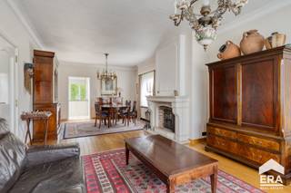<p><strong>Charmante gezinswoning met 3 slaapkamers.</strong></p>
<p>Bent u op zoek naar een <strong>ruime gezinswoning met karakter</strong>, veel lichtinval en tal van mogelijkheden? Dan zal deze <strong>charmante woning</strong> u ongetwijfeld weten te bekoren.</p>
<p>Dankzij de <strong>vele raampartijen</strong> geniet de woning van een overvloed aan natuurlijk licht, wat zorgt voor een aangename en warme sfeer in elke leefruimte. De ruime woonkamer straalt <strong>gezelligheid</strong> uit en wordt extra geaccentueerd door de <strong>prachtige volhouten parketvloer</strong>, die zorgt voor een tijdloze uitstraling.</p>
<p>De woning beschikt over <strong>drie slaapkamers</strong> en biedt daarnaast op het gelijkvloers een extra ruimte die flexibel kan worden ingericht volgens uw noden. Deze kamer is eveneens voorzien van een volhouten parketvloer en leent zich perfect als hobbyruimte, bureau, speelkamer of zelfs als <strong>extra slaapkamer.</strong></p>
<p><strong>Enkele troeven:</strong></p>
<ul><li>Ruime gezinswoning met veel charme</li><li>Grote raampartijen en uitzonderlijke lichtinval</li><li>Extra multifunctionele ruimte op het gelijkvloers</li><li>Tal van indelings- en gebruiksmogelijkheden</li><li>Aangename en warme woonbeleving</li><li>Aangenaam perceel</li><li>Gunstige ligging</li></ul>
<p>Deze woning combineert <strong>ruimte, karakter en flexibiliteit</strong>, waardoor ze perfect aansluit bij de wensen van een modern gezin of iemand die extra ruimte zoekt voor thuiswerk of hobby's.</p>