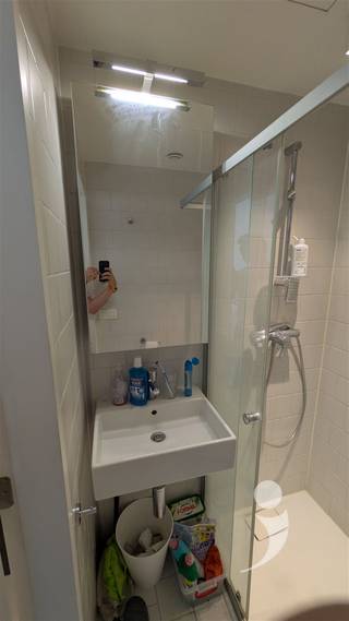 <p><span>*</span><span> Bezoek aan te vragen via student@immolivit.be </span></p><p><span>** Alleen voor studenten</span></p><p><span> </span></p><p><span>Project Archive 0.2 bevindt zich aan de Mechelsestraat 165, een historische en charmante straat in het hart van Leuven, vlakbij het bruisende stadscentrum en op wandelafstand van de universiteitscampussen. Deze locatie combineert de sfeer van het oude Leuven met de dynamiek van het studentenleven.</span></p><p><span> </span></p><p><span>Dankzij de centrale ligging is Archive 0.2 vlot bereikbaar met de fiets, te voet en via het openbaar vervoer. In de directe omgeving vind je tal van gezellige eet- en studeerplekjes. Het project biedt moderne en comfortabele studentenkamers, perfect afgestemd op de noden van studenten die op zoek zijn naar rust, comfort en een inspirerende woonomgeving in Leuven.</span></p><p><span> </span></p><p><span>Deze kamer is gelegen aan de voorkant van residentie Archive 0.2. op de tweede verdieping en beschikt over een eigen badkamer met wastafel, douche, en toilet. Daarnaast is er ook een ingebouwde koelkast.  Voor het kookplezier kan er gebruik gemaakt worden van de gemeenschappelijke keuken met eigen keukenlocker en tevens is er ook een gemeenschappelijke ontspanningsruimte. Via de gemeenschappelijke ruimtes heb je ook toegang tot de gemeenschappelijke tuin.</span></p><p><span> </span></p><p><span>Voor deze kamer bedraagt de maandelijkse huurprijs €640 exclusief de forfait voor nutsvoorzieningen van €80/maand.</span></p><p><span> </span></p>