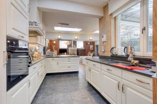 Bent u op zoek naar een uniek vastgoedproject in Vilvoorde?Dit ruime huis werd in 2006 volledig en met veel zorg gerenoveerd, waarbij de focus...