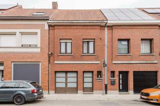 Welkom in de Kweestraat 85 te Wevelgem, waar deze op te frissen woning terug te vinden is. De inkomhal leidt u naar de inpandige garage en verder...