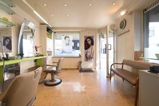 Dit veelzijdige handelshuis bevindt zich op een absolute toplocatie in Gent, op wandelafstand van het historisch centrum en het station Gent-Sint-Pieters. Dankzij de nabijheid van belangrijke invalswegen zoals E17, E40 en R40 geniet u van een uitstekende bereikbaarheid. Alle voorzieningen zoals winkels, scholen, openbaar vervoer en ontspanning liggen binnen handbereik, wat zorgt voor een uitstekende mobiscore van 9,6/10. <br />Het gelijkvloers omvat een volledig ingericht kapsalon, instapklaar voor wie een bloeiende zaak wil verderzetten of een eigen concept wil uitbouwen. Naast het kapsalon bevindt zich een studio met aparte ingang, voorzien van een leefruimte, keuken, badkamer en toilet. Deze extra ruimte biedt tal van mogelijkheden, zoals een bijkomende huuropbrengst of een praktische oplossing voor wie wonen en werken wil combineren. Op de bovenverdieping vindt u een ruim appartement met twee slaapkamers, een lichtrijke leefruimte, een ingerichte keuken, een badkamer met ligbad en een zonnig terras. De indeling is functioneel en comfortabel, met veel lichtinval en privacy. Dit pand biedt een unieke kans voor ondernemers, investeerders of gezinnen die op zoek zijn naar een combinatie van wonen en werken op een toplocatie in Gent. Zowel het appartement als de studio worden vlot verhuurd aan een trouwe en correct betalende huurder (€ 1.450/maand). De huuropbrengst van 29.400 euro per jaar (incl. kapsalon) garandeert een netto rendement van maar liefst 5,8%.