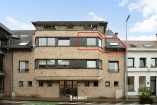 Dit verzorgd en gezellig appartement bevindt zich op de tweede verdieping van residentie Gravenhof, centraal gelegen in het hart van Rumbeke.<br /><br />Het appartement beschikt over een aangename leefruimte met een geïnstalleerde keuken, één slaapkamer met aansluitende badkamer voorzien van een douche en lavabo, en een apart toilet. Daarnaast geniet u van een heerlijk zuidelijk georiënteerd terras, ideaal om in alle rust van het zonnetje te genieten.<br /><br />Een ruime garage, gelegen in de residentie, is bovendien inbegrepen in de prijs. Het gebouw is uitgerust met een lift, wat zorgt voor extra comfort en toegankelijkheid.<br /><br />Een charmant appartement op een centrale locatie, perfect voor wie op zoek is naar comfort en gezelligheid!<br /><br />Energiezuinig appartement (label B). <br /><br />Plan snel uw bezoek in via www.albert.immo of bel naar Angélique op 0484/74 25 68.