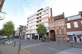 Op te frissen ruim appartement (118m²) met 2 slaapkamers en autostaanplaats.
Ontdek dit ruime en instapklare appartement op de derde verdieping van een goed onderhouden residentie, vlot bereikbaar met de lift. Dankzij de zuidgerichte oriëntatie geniet je hier de hele dag van natuurlijk licht en een aangenaam wooncomfort.
Via de centrale inkomhal met videofoon krijg je toegang tot alle vertrekken. De leefruimte met houten parket vloer biedt meer dan voldoende ruimte voor een gezellige zit- en eethoek. Aansluitend bevindt zich de functionele keuken, uitgerust met een grote spoelbak, kookvuur, vaatwasser, oven, inbouwijskast, veel kastruimte en een ontbijthoek. Aanpalend aan de keuken is er een klein zuidgericht terras.
De badkamer is volledig uitgerust met een douche en lavabomeubel. Daarnaast beschik je over een apart gastentoilet en een handige berging met aansluitingen voor wasmachine en droogkast.
Achteraan zijn er twee ruime slaapkamers, elk met toegang tot het achterliggende zuidgericht terras, waar het heerlijk rustig vertoeven is, ideaal om te genieten van de zon.
Het appartement is gelegen op een toplocatie aan het treinstation, uitstekend bereikbaar en vlakbij winkels, scholen en de ring om Turnhout. 
Bij het appartement hoort een brede ondergrondse autostaanplaats die de koper dient aan te kopen aan € 15.000,- 
Vastgoedinfo in aanvraag. 
Troeven op een rij:
•Appartement met ruime leefruimte en 2 grote slaapkamers. 
•Twee terrassen: één zuidgericht aan de leefruimte en één aan de slaapkamers
•Veel lichtinval en aangename indeling
•Rustige ligging en vlotte bereikbaarheid. 
Indien u meer informatie wenst of een plaatsbezoek, tel: 014 71 50 08 of info@vastgoedpicavet.be 
