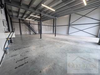 Op het moderne en vlot bereikbare Bedrijvenpark Rietkolk in Lommel bieden wij deze praktische en instapklare bedrijfshal te huur aan.De hal beschikt...