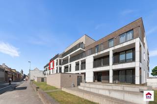 Instapklaar nieuwbouwappartement met staanplaats in centrum Oostrozebeke.Dit appartement is gelegen op de derde verdieping.Ligging: op wandelafstand...