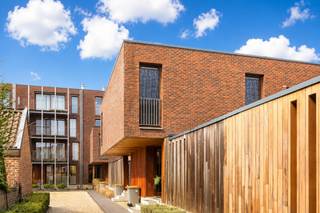 <strong><u>Exclusief appartement te huur in Smeermaas waar comfort en luxe hand in hand samengaan, gelegen op een boogscheut van het centrum van Lanaken en Maastricht (NL)</u></strong><br /><br /><br /><strong>Topligging met uitstekende bereikbaarheid</strong><br /><br />Dit stijlvolle penthouse is rustig en toch centraal gelegen in Smeermaas (Lanaken), met een zeer vlotte verbinding naar Maastricht, Maasmechelen en omliggende gemeenten.<br />Winkels, openbaar vervoer en andere voorzieningen bevinden zich op korte afstand, wat zorgt voor een comfortabele en praktische woonomgeving.<br /><br /><strong>Ruim wonen met veel licht en comfort</strong><br /><br />Gelegen op de bovenste verdieping van de residentie geniet dit penthouse van een aangename indeling, veel natuurlijke lichtinval en een extra gevoel van rust en privacy. Via lift of trap bereikt u de privatieve inkomhal met gastentoilet.<br /><br />De ruime leefruimte geniet van veel natuurlijke lichtinval en is ingedeeld in een gezellige zithoek en eethoek met directe toegang tot het terras. Het terras is bovendien voorzien van zonnewering, wat zorgt voor extra comfort en privacy op zonnige dagen. De open keuken is functioneel ingericht en uitgerust met onder andere een gasfornuis en combi-oven. Aansluitend bevindt zich een praktische berging, voorzien van alle nodige aansluitingen voor wasmachine en droogkast.<br /><br />De nachthal leidt naar twee slaapkamers, waarvan één ruime master-bedroom met airconditioning en een tweede, comfortabele slaapkamer. De badkamer is ingericht met een lavabo en een ligbad met douchefunctie, wat zorgt voor optimaal comfort.<br /><br />Bij het penthouse hoort bovendien een privatieve autostaanplaats in de ondergrondse garage, wat zorgt voor extra gemak en veiligheid. Daarnaast beschikt u over een privatieve kelderberging, ideaal voor extra opslagruimte.<br /><br /><strong>Sterke troeven van dit appartement</strong>
<ul>
	<li>Lichtrijke en ruime leefruimte</li>
	<li>Ruim terras aanwezig</li>
	<li>Airco aanwezig</li>
	<li>Twee slaapkamers</li>
	<li>Praktische berging met aansluitingen</li>
	<li>Inclusief autostaanplaats en kelderberging</li>
	<li>Lift aanwezig in het gebouw</li>
	<li>Centrale en vlot bereikbare ligging</li>
</ul>
<br /><strong>Financiële voorwaarden helder op een rij</strong>

<ul>
	<li><strong>Huurprijs:</strong> € 1.100,00 per maand</li>
	<li><strong>Gemeenschappelijke kosten:</strong> € 50,00 per maand</li>
	<li><strong>Totale huurprijs:</strong> € 1150.00 per maand</li>
	<li><strong>Huurwaarborg:</strong> 3 maanden huur (€ 3.300,00)</li>
	<li><strong>Plaatsbeschrijving:</strong> aandeel huurder</li>
	<li><strong>Nutsvoorzieningen:</strong> afzonderlijk te betalen door de huurder<br /> </li>
</ul>
<u>Exacte locatie beschikbaar op aanvraag.</u><br /><br />Laat u verrassen door dit appartement en contacteer ons voor meer informatie via <span><strong>info@immoverslegers.be</strong></span>.