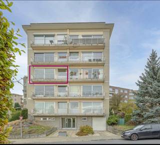 3 kamer appartement (110m2) met prachtig zicht in centrum Dilbeek.<br />Grote living met terras naar het zuiden, badkamer met ligbad. Apart toilet, gang met ingemaakte kast. <br />3 kamers vaarvan 1 met terras.<br />Kelder, garage.<br />Op wandelafstand van openbaar vervoer, winkels en school<br />Huur 1250 + 300 waarin afrekening chauffage jaarlijks.