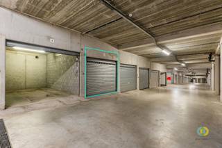 In het hart van Wemmel, op een toplocatie aan de markt, vindt u dit lichtrijke hoekappartement met twee slaapkamers dat u volledig naar eigen...