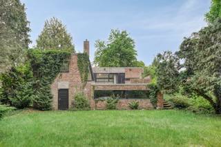 Langs de Maalse Steenweg bevindt zich dit verrassend ruim (378 m² bewoonbare oppervlakte), polyvalent huis (°1976 - EPC 249) op een perceel van 956m² te koop. Dit vrijstaand huis te koop biedt u naast een interessante (commerciële) ligging te Sint-Kruis (Brugge) tevens een lichtrijke woonkamer, polyvalente gelijkvloers (praktijkmogelijkheid, co-housing, kangoeroewoning...), 4 slaapkamers, dakterras, bureau, dubbele/inpandige garage, privatieve oprit voor enkele wagens aan.Indeling (circa 378 m² bewoonbare oppervlakte):Gelijkvloers (circa 214 m²):- Afzonderlijke inkomdeur tot deze polyvalente verdieping met mogelijkheid voor praktijk, co-housing, kangoeroewoonst, opslag...;- dubbele, inpandige garage + privatieve oprit met plaats voor enkele wagens;Eerste verdieping (circa 164 m²) toegankelijk via afzonderlijke inkomdeur:- Inkomhal met gastentoilet;- ruime, zonovergoten woonkamer voorzien van grote raampartijen, die u een uitzicht op groen / Ryckeveldebos biedt;- leefkeuken met praktische berging aansluitend;- 4 slaapkamers;- badkamer voorzien van ligbad, douche, dubbele lavabo in meubel;- bureau;- zonnig dakterras. De eigendom wordt aangeboden via de Power-sale formule. Op 13/12/2025 tussen 09:00 en 12:00 kan u de woning op afspraak komen bezichtigen en en bod uitbrengen. De vermelde prijs is een instelprijs.Aarzel zeker niet ons te contacteren indien dit bedrijfsvastgoed bestaande uit een kantoor met woonst te koop u mogelijks kan interesseren.
