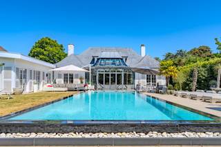 Cette belle villa à vendre est située le long de la célèbre Spalaan, au cœur de Mariakerke, sur un terrain de 1 296 m² ! Ici, vous pouvez...